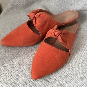 Caslon Like Women's Coral/Orange Knotted Mules